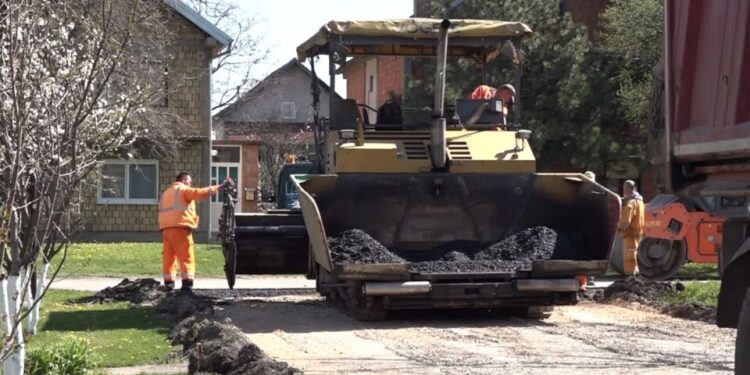 Asfaltiraju se ulice u Kačarevu