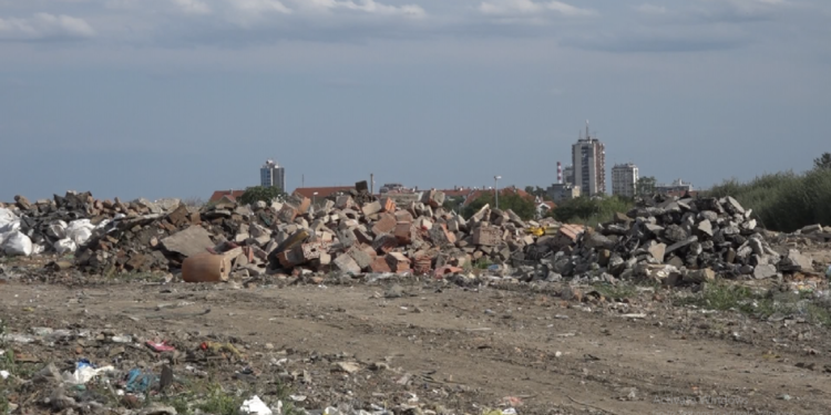 Ugašen manji požar na staroj deponiji