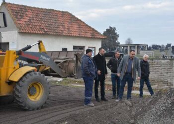 Strugani asfalt za zemljane podloge i udarne rupe u Sefkerinu