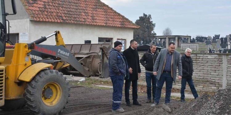 Strugani asfalt za zemljane podloge i udarne rupe u Sefkerinu