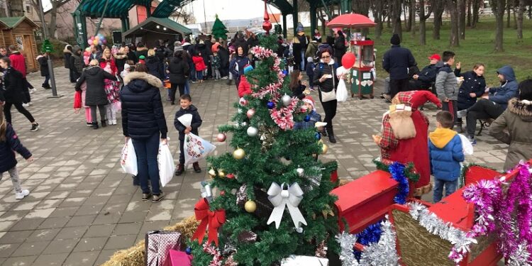 Novogodišnji bazar i podela paketića za decu u Starčevu 15. decembra