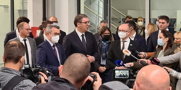 PREDSEDNIK VUČIĆ U KOMPANIJI BROSE: Kako izgleda, nadrealno, tek će Pančevo da oživi!