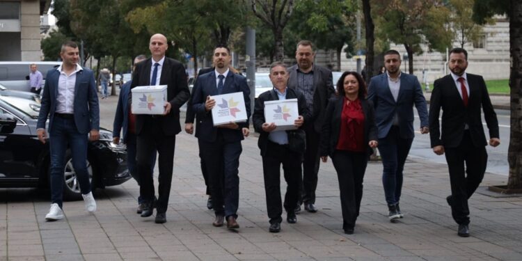 „Rumuni zajedno – Za sigurnu budućnost!“ prvi predali listu