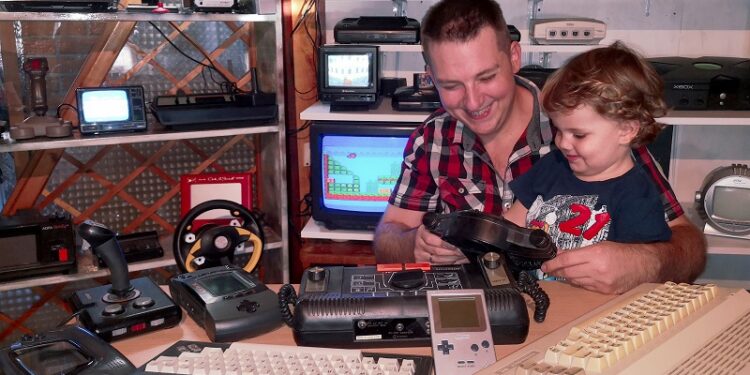 KOVAČICA: Želimir Šipicki u svom potkrovlju čuva, popravlja i daje novu vrednost retro IT tehnologiji