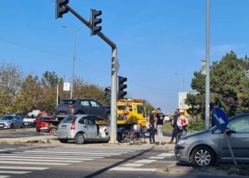 Vozači oprez: Sudar više vozila u Pančevu na raskrsnici ka Vršcu