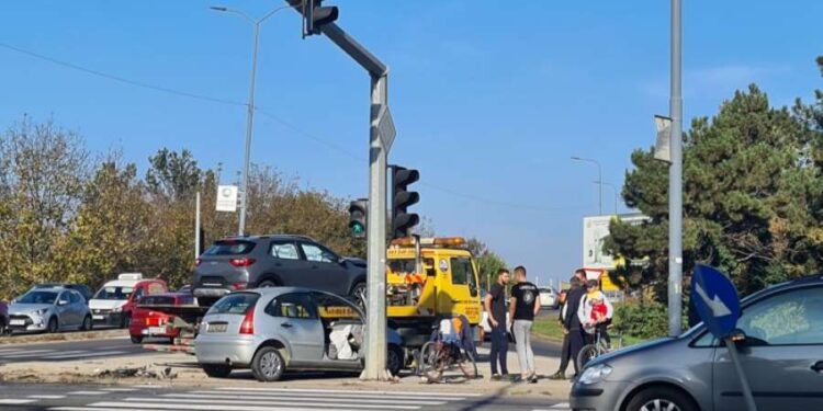 Vozači oprez: Sudar više vozila u Pančevu na raskrsnici ka Vršcu