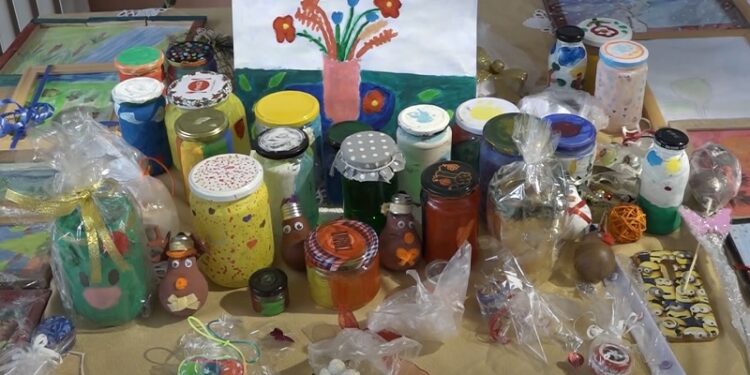 Učenici Brankove škole organizovali prodajni bazar, prikupljen novac namenjen NURDOR-u