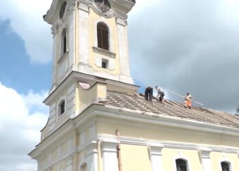 Radovi na rekonstrukciji krova crkve u Barandi