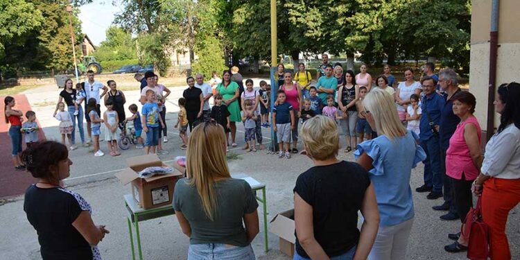 Uručeni školski rančevi u Sakulama i Barandi