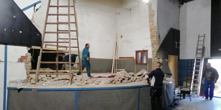 Radovi na uređenju bine u Domu kulture u Bavaništu