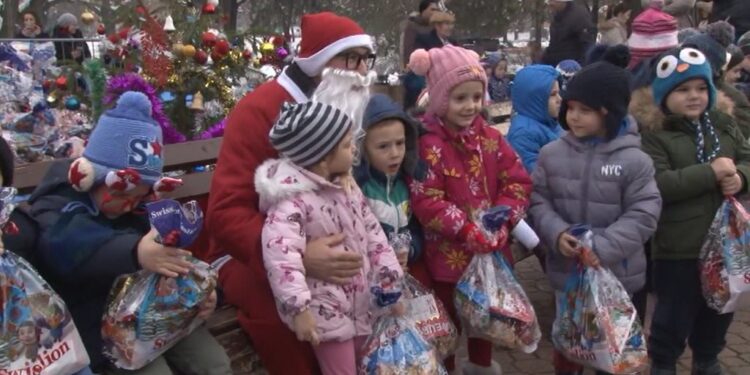 U nedelju na Trgu neolita podela novogodišnjih paketića
