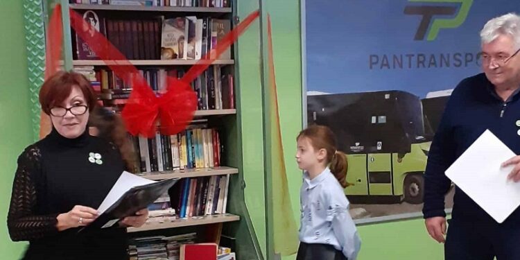 Bivši gimnazijalci darovali svom gradu prvu putničku biblioteku