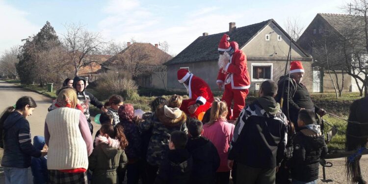 Božić Bata deci u Crepaji delio jabuke i orahe