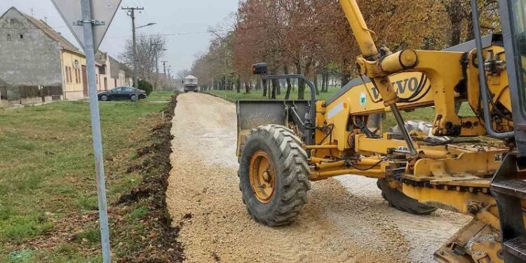 Počeli radovi na pripremi ulica za asfaltiranje u Banatskom Brestovcu