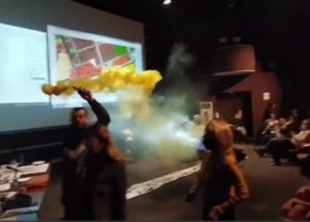 OVO MORA DA PRESTANE Sednica GUP prekinuta zbog provokacija i bacanja dimnih bombi ekstremno levičarske političke manjine i Brajana Brkovića. VUČEVIĆ: Politička manjina hoće da parališe i blokira Novi Sad, građani su postali taoci njihovog bezumlja, mržnje i ekstremizma