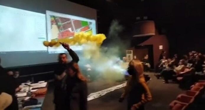 OVO MORA DA PRESTANE Sednica GUP prekinuta zbog provokacija i bacanja dimnih bombi ekstremno levičarske političke manjine i Brajana Brkovića. VUČEVIĆ: Politička manjina hoće da parališe i blokira Novi Sad, građani su postali taoci njihovog bezumlja, mržnje i ekstremizma