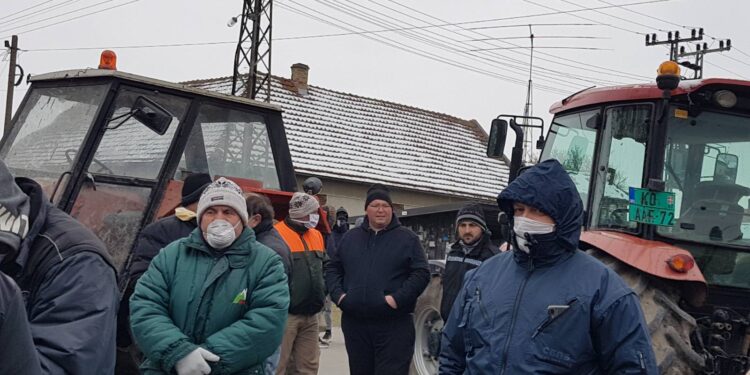 PROTEST PROTIV MIGRANATA U DELIBLATU: Neka se ovde leče naši ljudi zaraženi koronom!