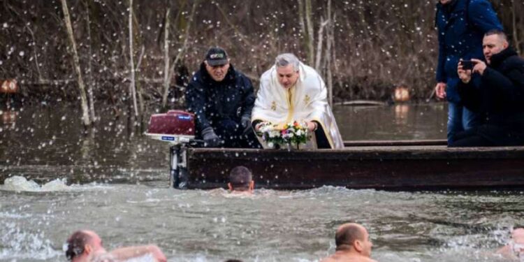 Plivanje za časni krst u Pančevu
