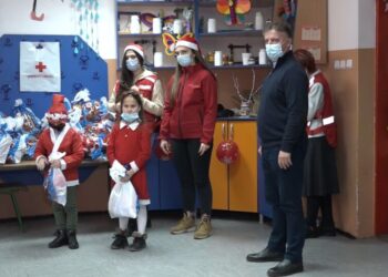 Crveni krst i Grad Pančevo uručili paketiće deci iz socijalno ugroženih porodica u „Bracinoj“ školi