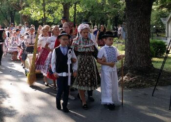 Dečja svadba: Kad se zašareni Kovačica od dečje nošnje