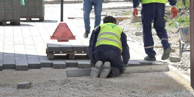 Posle skoro dve decenije sređeno dvorište u OŠ „Đura Jakšić“