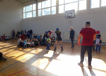 Borilački klub Dragon: Prezentacija kik boksa za decu u osnovnoj školi u Sefkerinu