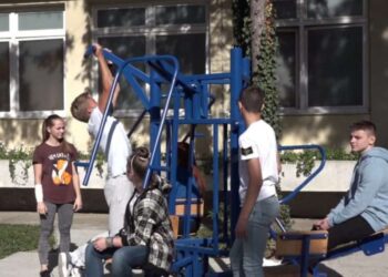 “Spartakus” postavljen u dvorište Ekonomske škole u Pančevu