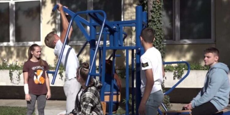 “Spartakus” postavljen u dvorište Ekonomske škole u Pančevu