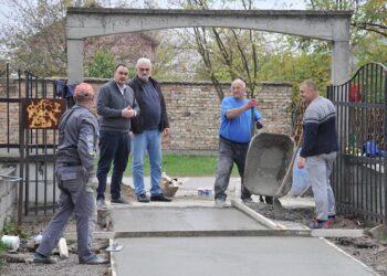 Betoniranje staze na groblju u Opovu