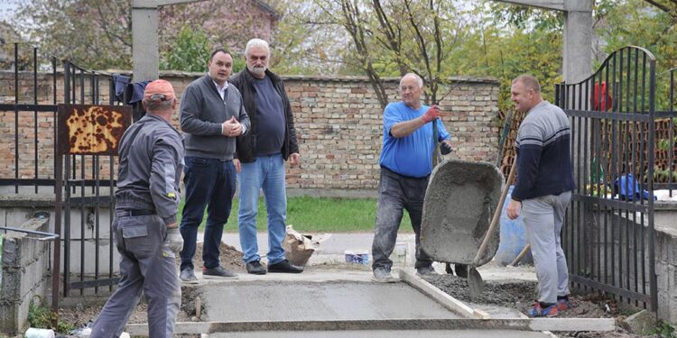 Betoniranje staze na groblju u Opovu