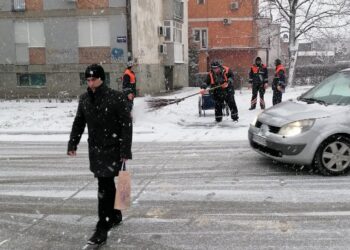 Pančevo: Čisti se sneg sa pešačkih staza i prilaza javnim ustanovama