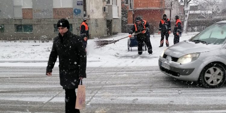 Pančevo: Čisti se sneg sa pešačkih staza i prilaza javnim ustanovama