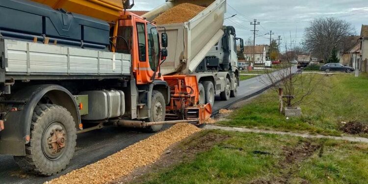 U Jabuci se nasipa rizla na bankinama pored novoasfaltiranih ulica
