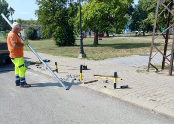 U Jabuci postavljeni zaštitni stubići oko parka
