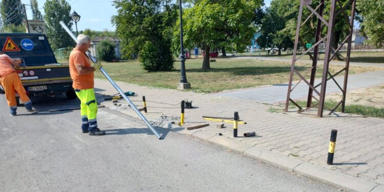 U Jabuci postavljeni zaštitni stubići oko parka