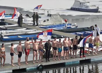 „Familija“ 9. put organizuje plivanje za časni krst na kovinskom Dunavcu