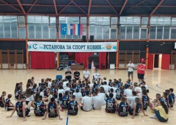 Kecman sa polaznicima košarkaškog kampa u Kovinu