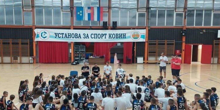 Kecman sa polaznicima košarkaškog kampa u Kovinu