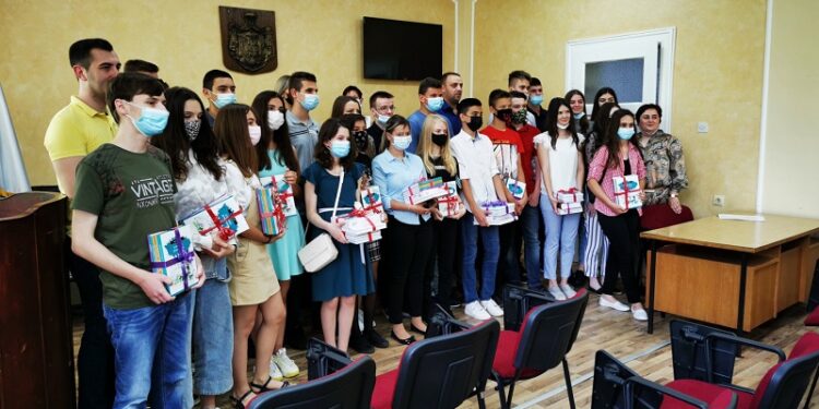 KOVAČICA: Đaci generacije dobili tablet računare od opštine