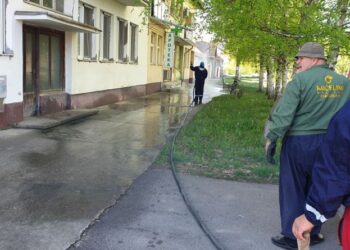 Vatrogasci i komunalci zajedno sprovode dezinfekciju