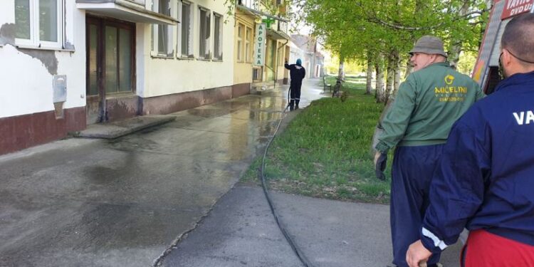 Vatrogasci i komunalci zajedno sprovode dezinfekciju