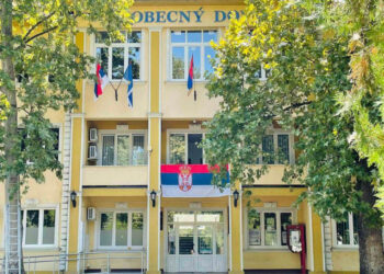 SRPSKE TROBOJKE SE VIJORE ČITAVIM JUŽNIM BANATOM: Zastave na ulicama Pančeva, Opova, Kovačice…