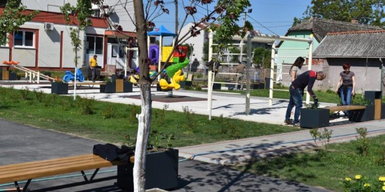 Predsednica Opštine Kovin Sanja Petrović ispunila dugogodišnju želju Kovinaca, podignuti novi dečji park i pešačka zona