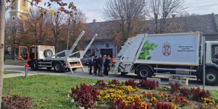 Kovinskom “Komunalcu” doniran kamion smećar