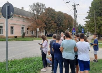 Učenici kovinske „Zmajeve“ osnovne škole deo septembarskih časova posvetili saobraćaju