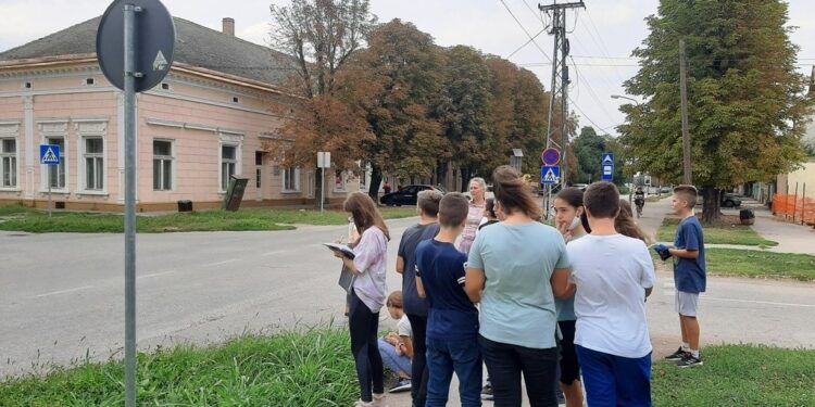 Učenici kovinske „Zmajeve“ osnovne škole deo septembarskih časova posvetili saobraćaju