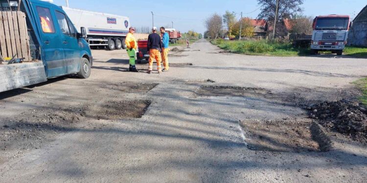 Sanacija udarnih rupa na putevima u Jabuci