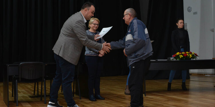 Miloš Markov uručio 44 ugovora za projekat energetske sanacije u Opovu