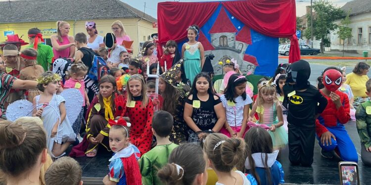 Dečji maskenbal i predstava za decu u Jabuci