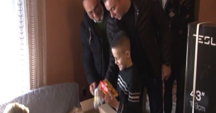 „Srpska Sparta“ delila pakete ugroženima u Omoljici